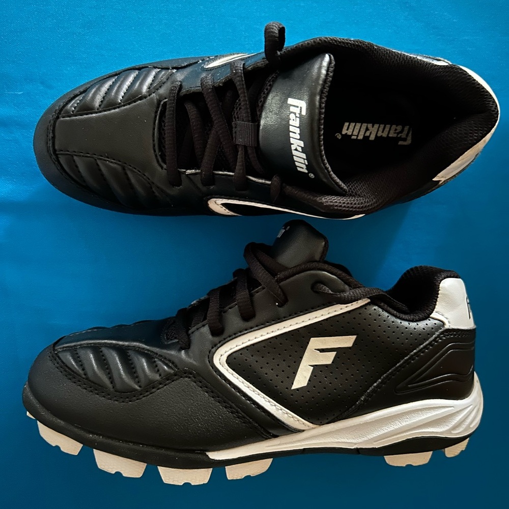 Black cleats/baseball 3Y